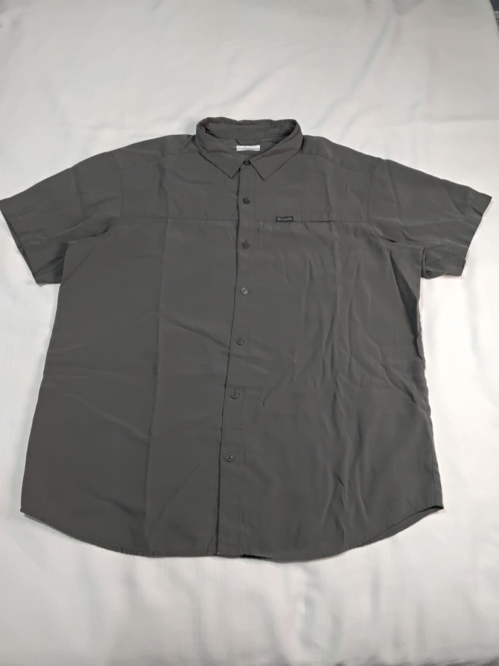 Columbia Short-Sleeve Button Down Shirt - Charcoal Gray Mens Sz XL.